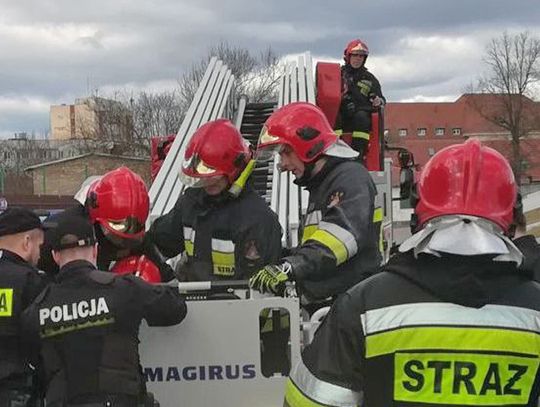 Akcja strażaków w SP2: Desperat chciał skoczyć na beton