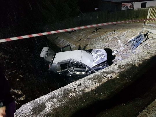 Auto wpadło do Płytnicy. 20-letni pasażer na OIOM-ie