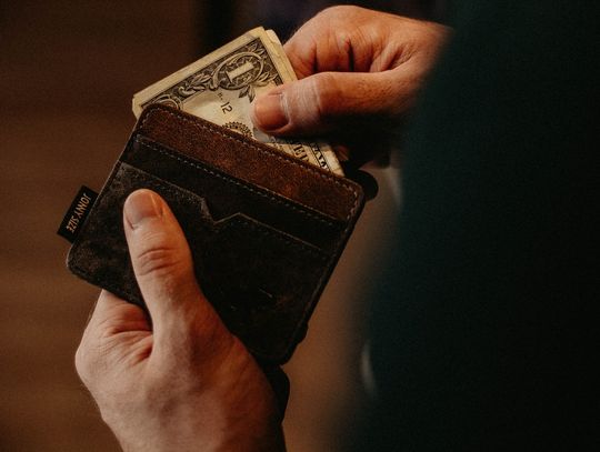 Bankomat wciągnął kartę - co robić w tej sytuacji? Jak zastrzec kartę?
