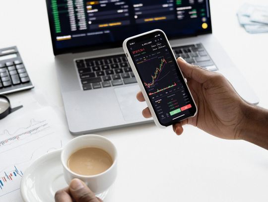 Brokerzy online vs. tradycyjni brokerzy - Którzy są lepszym wyborem?