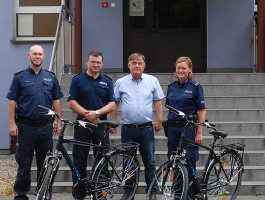 Chodziescy policjanci na rowerach