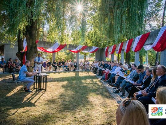 Czytanie „Przedwiośnia” w patriotycznej scenerii