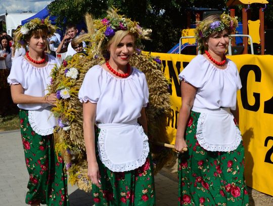 Dożynkowe wieńce, korowody i zabawa pod chmurką