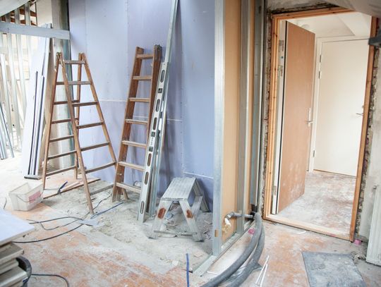Drabina do pracy na wysokości - poradnik jak wybrać najlepszą Drabina do pracy na wysokości - poradnik jak wybrać najlepszą