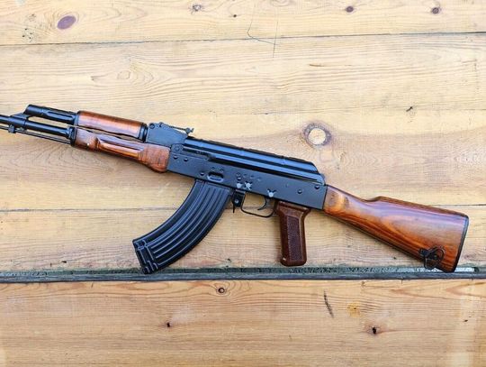 Groził żonie śmiercią przy użyciu „Kałasznikowa”