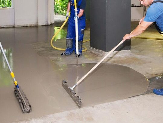 Jak stosować betonowy podkład dla posadzek żywicznych