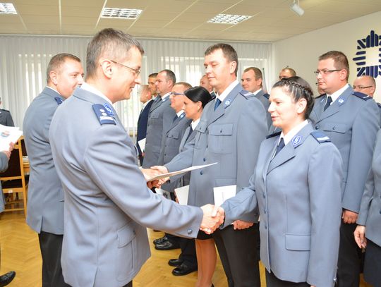 Komendant Powiatowy Policji w Pile mł. insp. Sebastian Cichocki wyróżnił policjantów za wzorową służbę