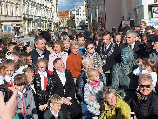 Ławeczka odsłonięta Staszic rozdaje szczęście