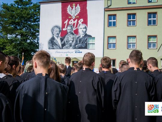 Mural z „ojcami niepodległości” na szkole przy Teatralnej