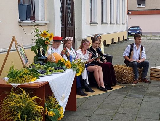 Narodowe Czytanie przed biblioteką