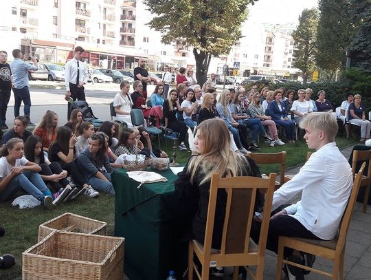 Narodowe czytanie przed biblioteką