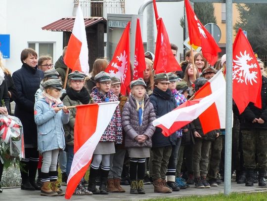 Patriotycznie przy rondzie  i obelisku