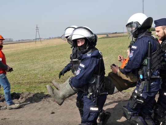 Policja wyniosła protestujących! - Linia 400 kV Bydgoszcz Zachód - Piła Krzewina