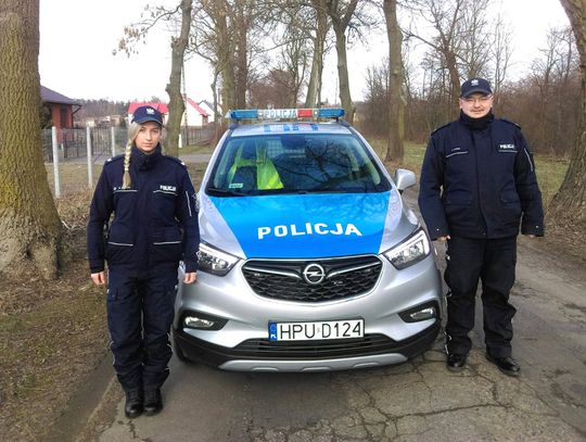 Policjanci wynieśli dwóch mężczyzn z pożaru