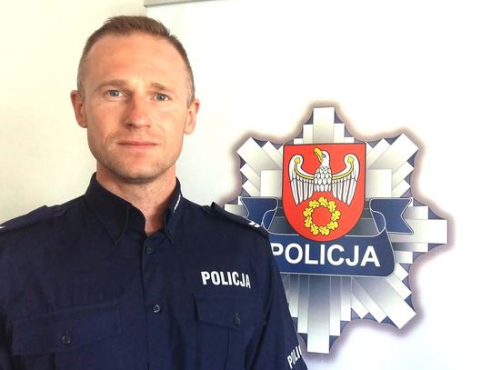 Policjant szedł przez kilka balkonów do mieszkania sąsiadki, by uratować jej życie!