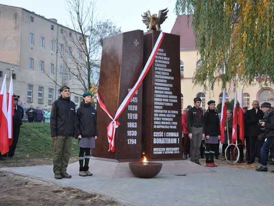 Pomnik i Polonez na 100 – lecie niepodległości w Trzciance