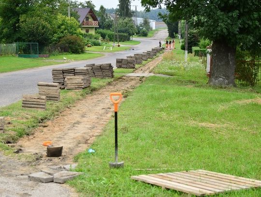 Powiat remontuje drogi i buduje chodniki