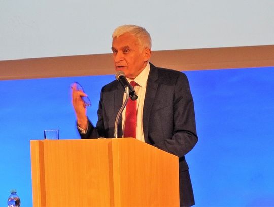 Profesor Jerzy Buzek w Pile