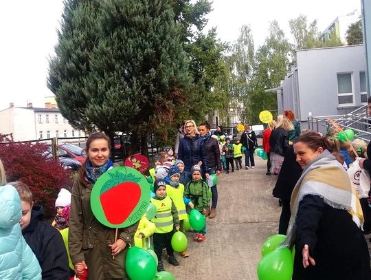 Przedszkolaki z uśmiechem do osób z niepełnosprawnością