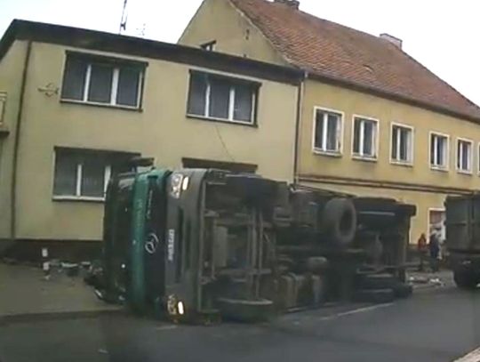 Przewrócona ciężarówka zablokowała główne skrzyżowanie w Ujściu