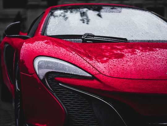 Samochód sportowy McLaren - Połączenie mocy, technologii i elegancji