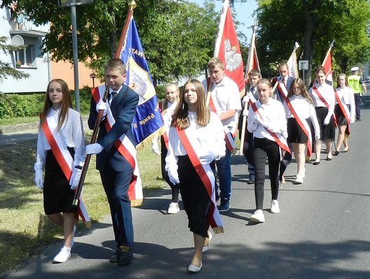 Szkoła Jana Pawła II już z własnym sztandarem