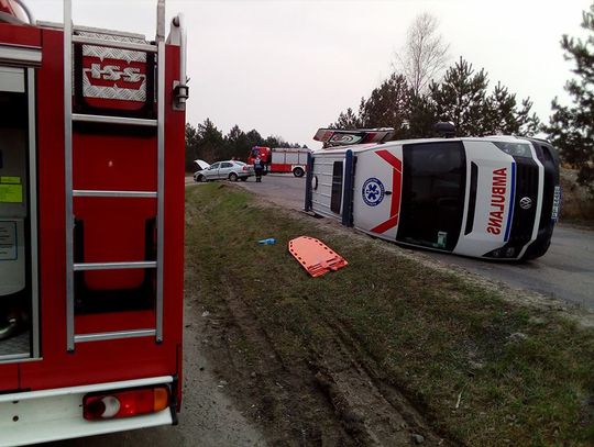 Wjechała w karetkę wiozącą pacjenta! - zdjęcia 