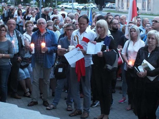 Z dnia na dzień więcej pilan pod Sądem Rejonowym: CHCĄ PREZYDENCKIEGO VETA!