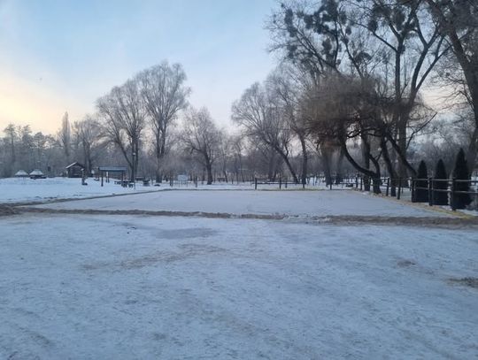 Zimowa zabawa na lodzie