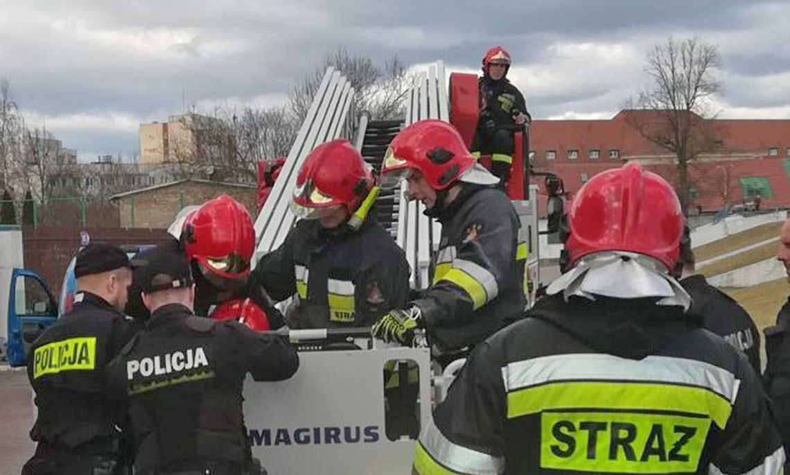Akcja strażaków w SP2: Desperat chciał skoczyć na beton