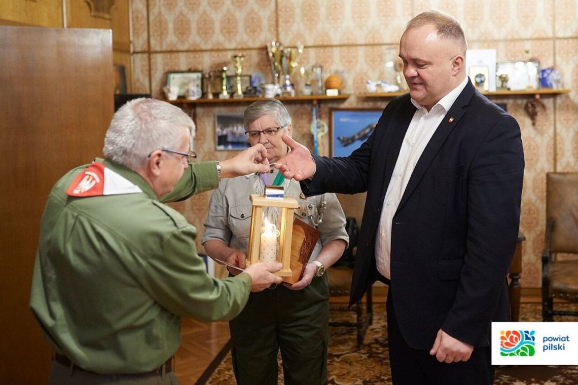 BETLEJEMSKIE ŚWIATŁO POKOJU W STAROSTWIE I MAGISTRACIE