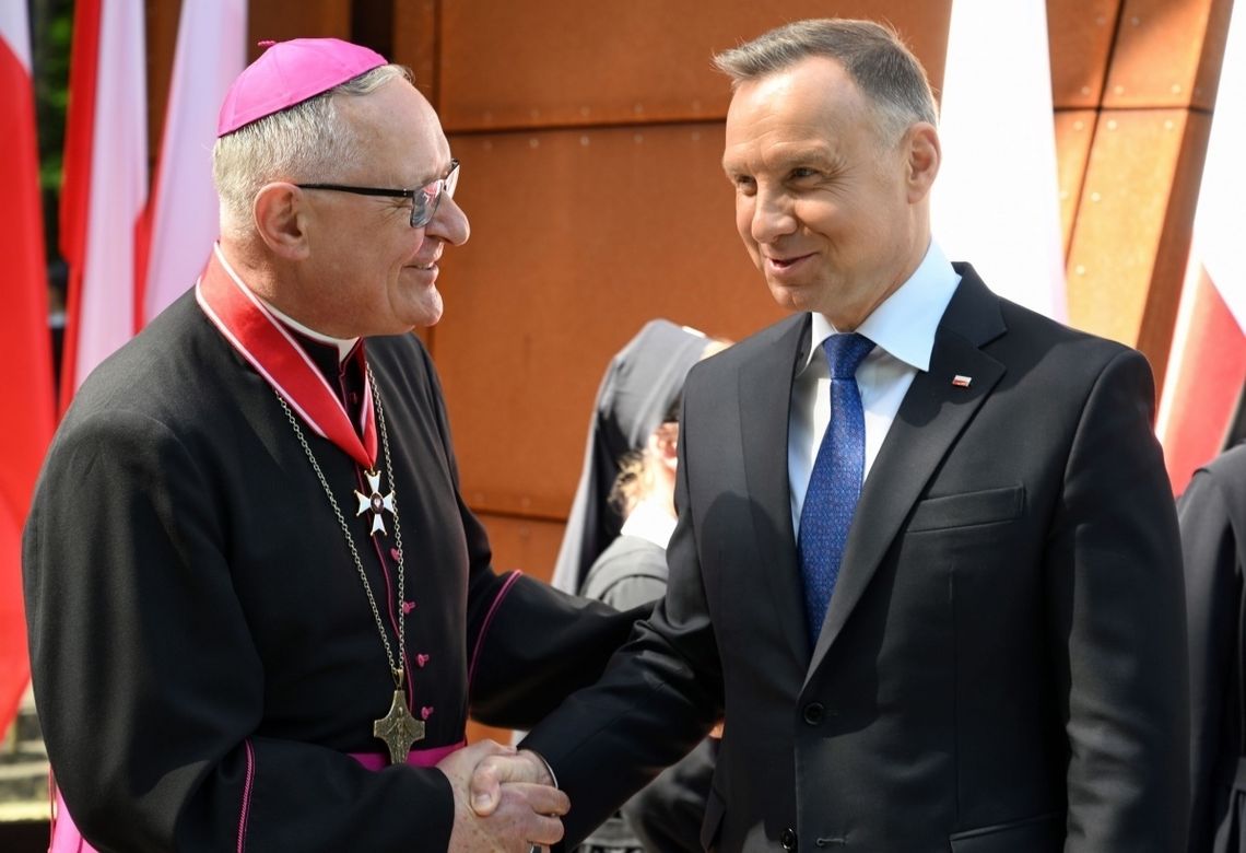 Bp Edward Dajczak odznaczony przez prezydenta Andrzeja Dudę