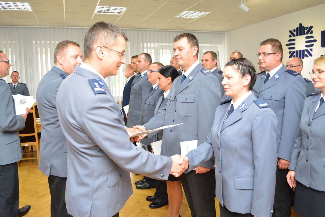 Komendant Powiatowy Policji w Pile mł. insp. Sebastian Cichocki wyróżnił policjantów za wzorową służbę