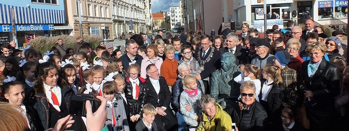 Ławeczka odsłonięta Staszic rozdaje szczęście