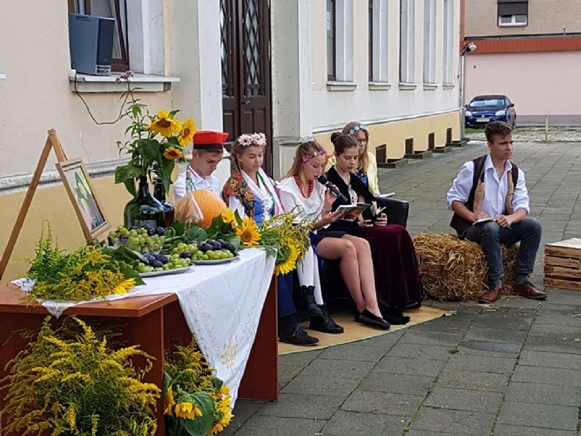 Narodowe Czytanie przed biblioteką