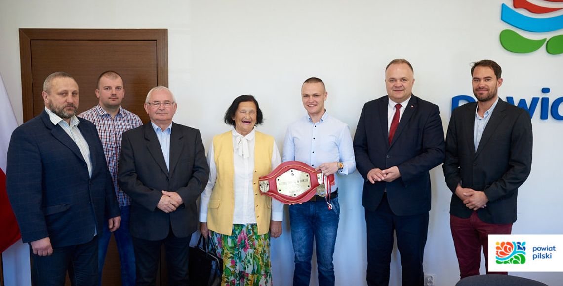Nowy Mistrz Polski w boksie i jego trener u starosty