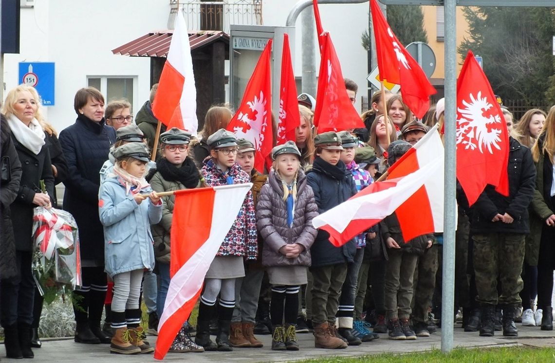 Patriotycznie przy rondzie  i obelisku