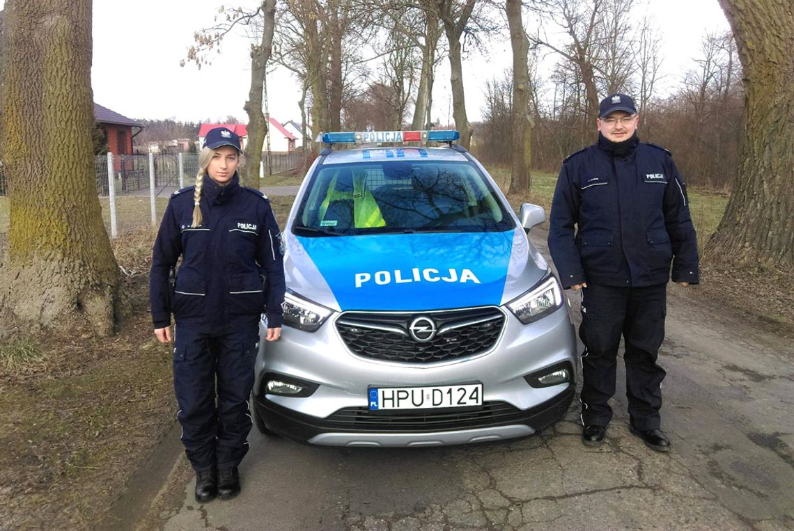 Policjanci wynieśli dwóch mężczyzn z pożaru