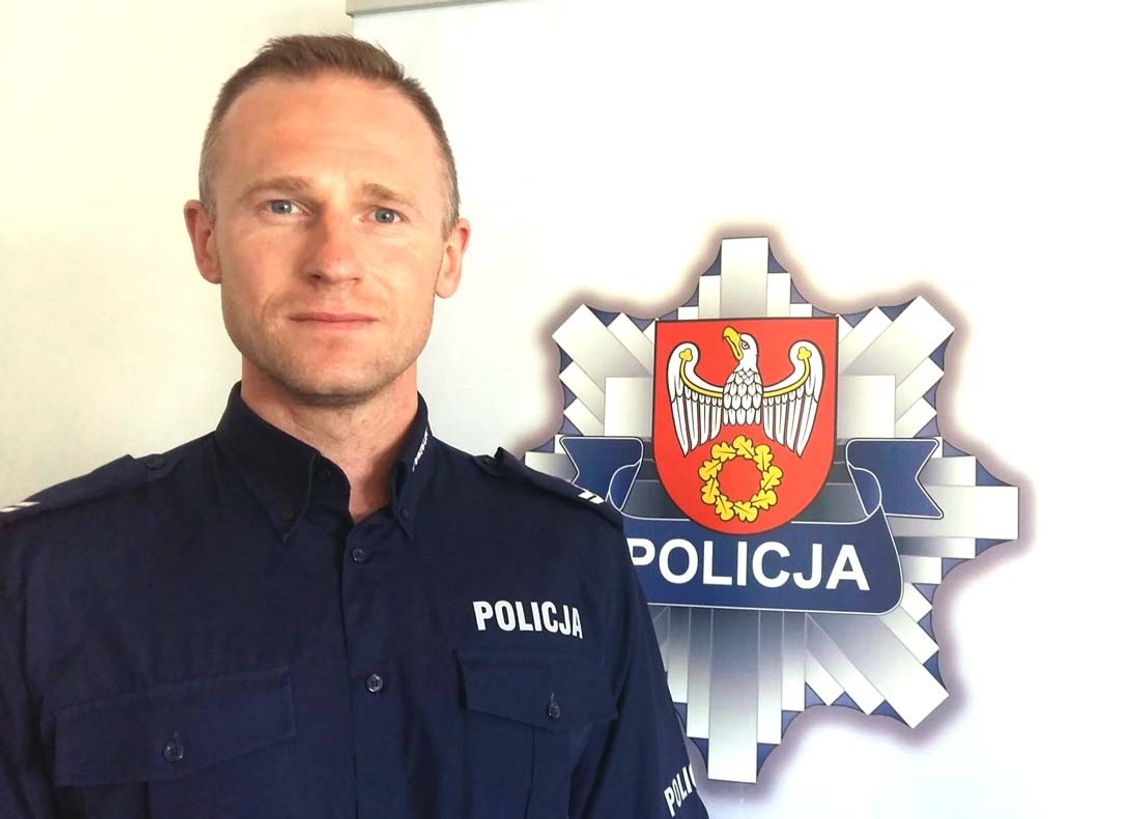 Policjant szedł przez kilka balkonów do mieszkania sąsiadki, by uratować jej życie!