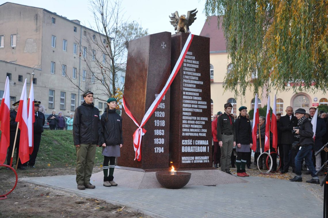 Pomnik i Polonez na 100 – lecie niepodległości w Trzciance