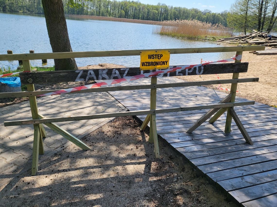 Pomosty znikają, plaża zostaje