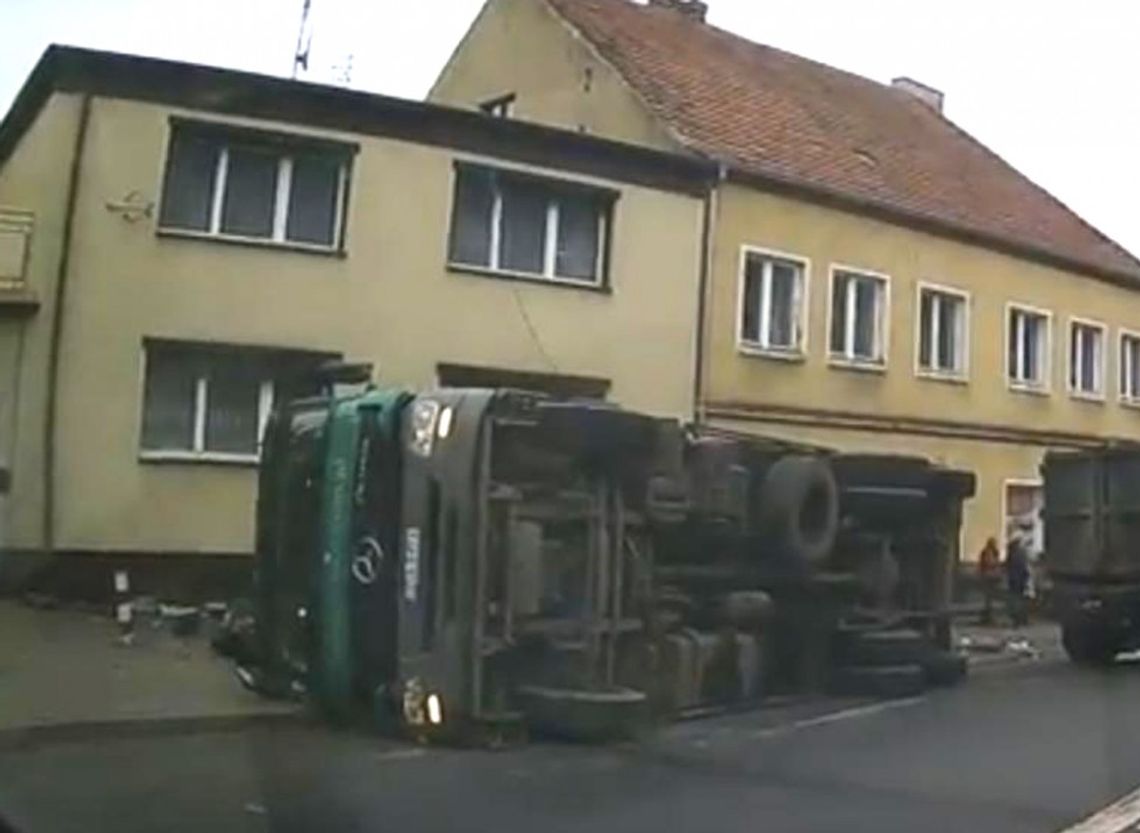 Ruszyło śledztwo w sprawie przewróconej ciężarówki w Ujściu