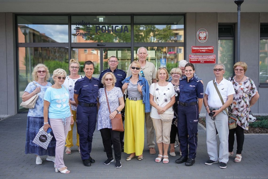 Seniorzy z UTW debatowali z policjantami